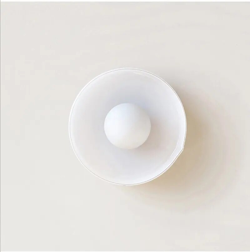 Stilren LED-taklampe med justerbar farge, rund design for koselig og energieffektiv hjemmeinnredning.