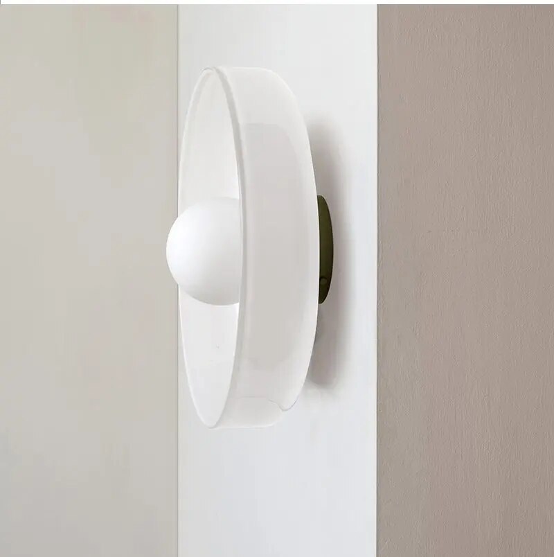 Elegant LED-taklampe rund i moderne design, ideell belysning for soverom og stueinteriør.