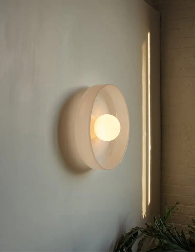 Nærbilde av en moderne rund LED taklampe, viser elegant design og kvalitetsbelysning for hjemmet.