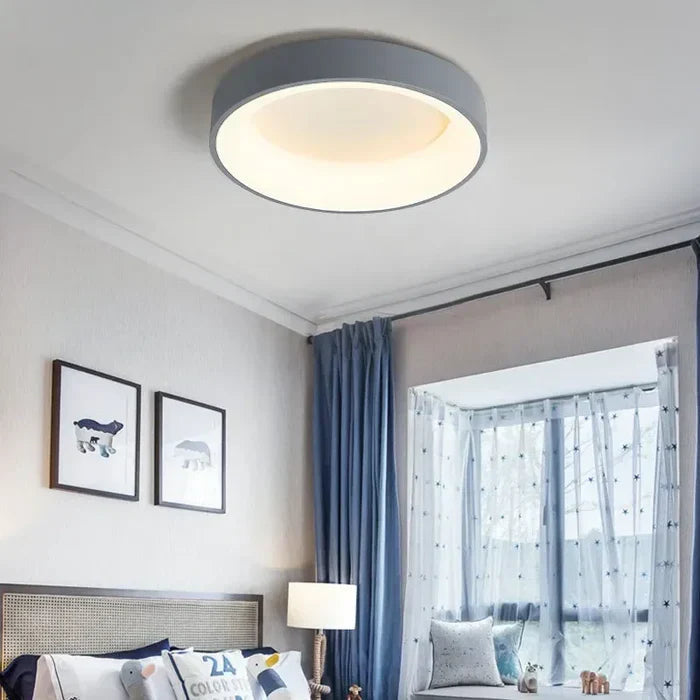 Hvit, moderne LED-taklampe med minimalistisk rund design. Perfekt for stue, soverom og gangbelysning.