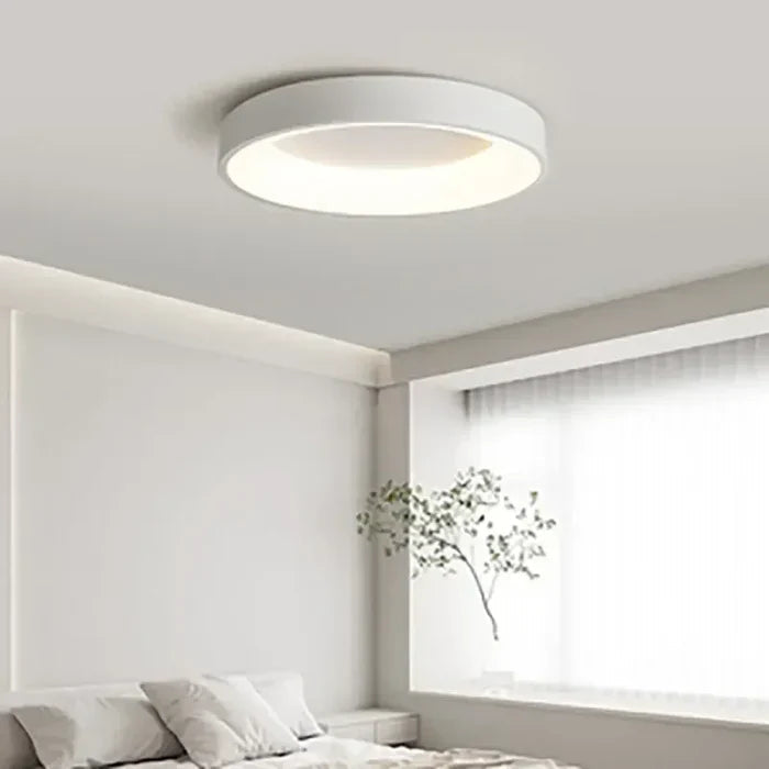 Energieffektiv, moderne rund LED-taklampe. Minimalistisk design passer perfekt i stue, gang eller soverom.