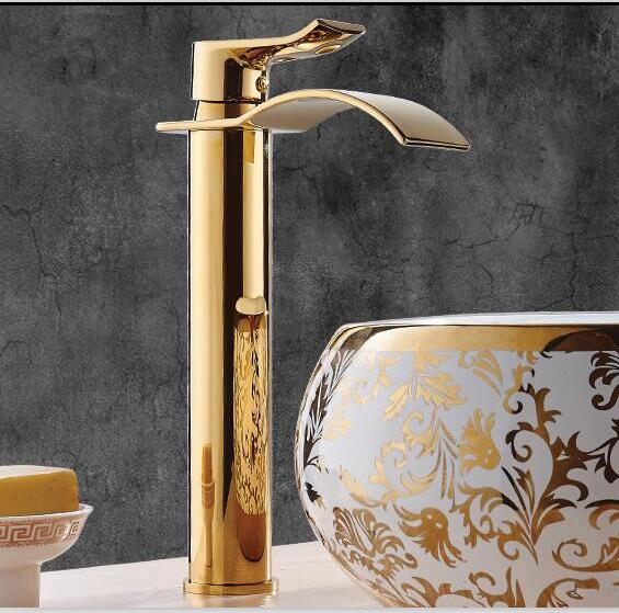 Slank sideprofil av den moderne servantkranen, fremhever dens elegante og plassbesparende design.