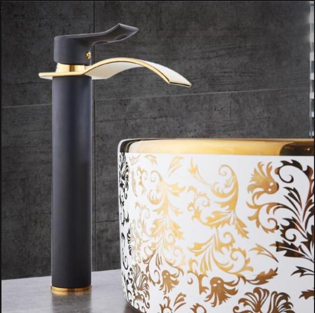 Moderne servantkran som kombinerer innovativ fosseeffekt med tidløst design, ideell for alle baderom.