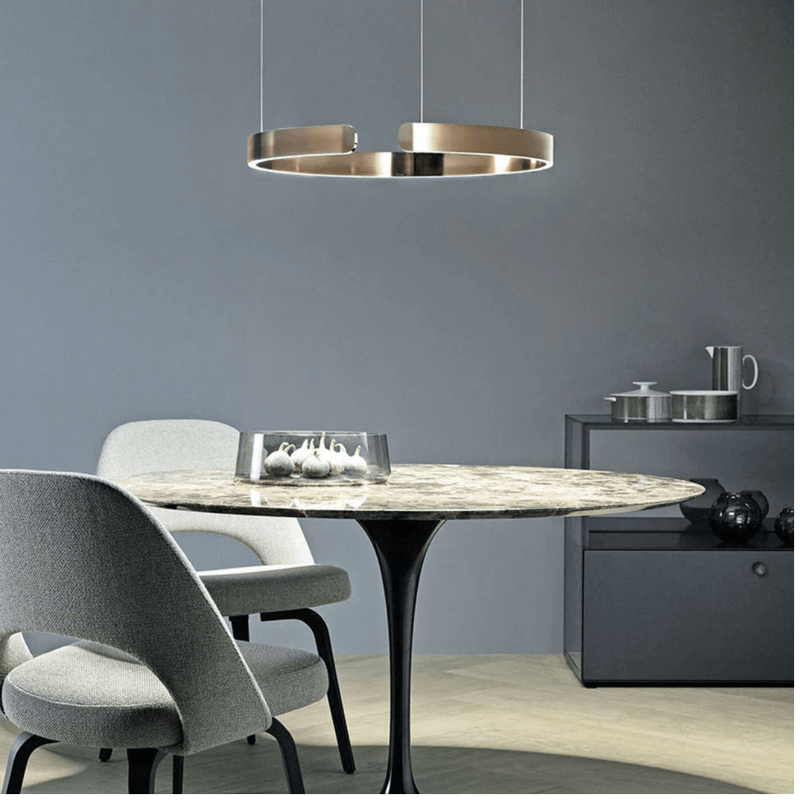 Stilren sirkulær pendellampe over spisebordet, moderne LED-lys, perfekt for spisestuen.