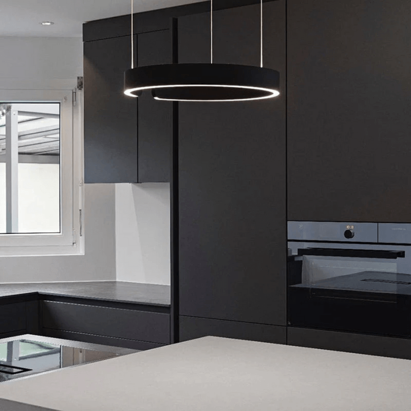 Elegant designlampe, sirkulær LED-pendel, skaper atmosfære i moderne stuer, justerbar.