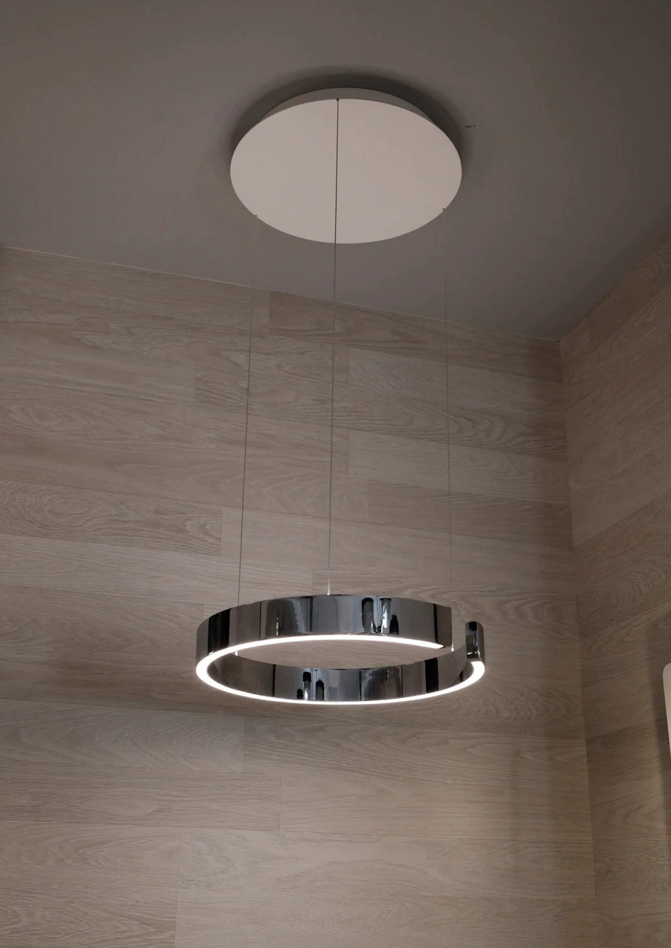 Moderne sirkulær LED-designlampe, pendellampe for stue og spisestue, dimbar og stilren.
