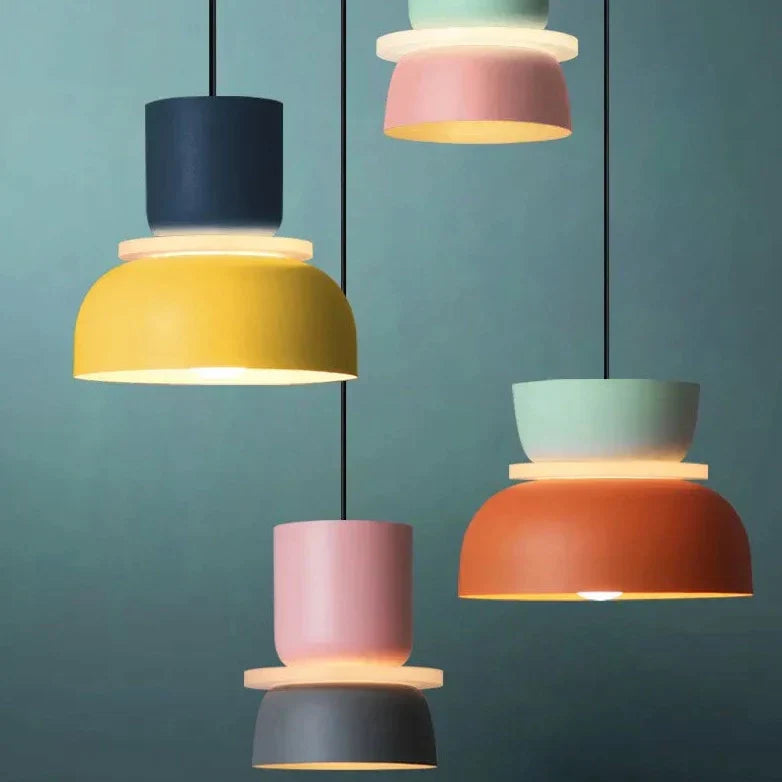 Minimalistisk hengelampe i nordisk stil. En moderne taklampe for stilrent interiør og belysning.