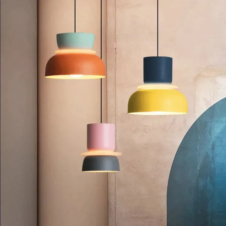 Pastellfarget hengelampe, skandinavisk design. Perfekt taklampe for stue, spisestue og moderne hjem.