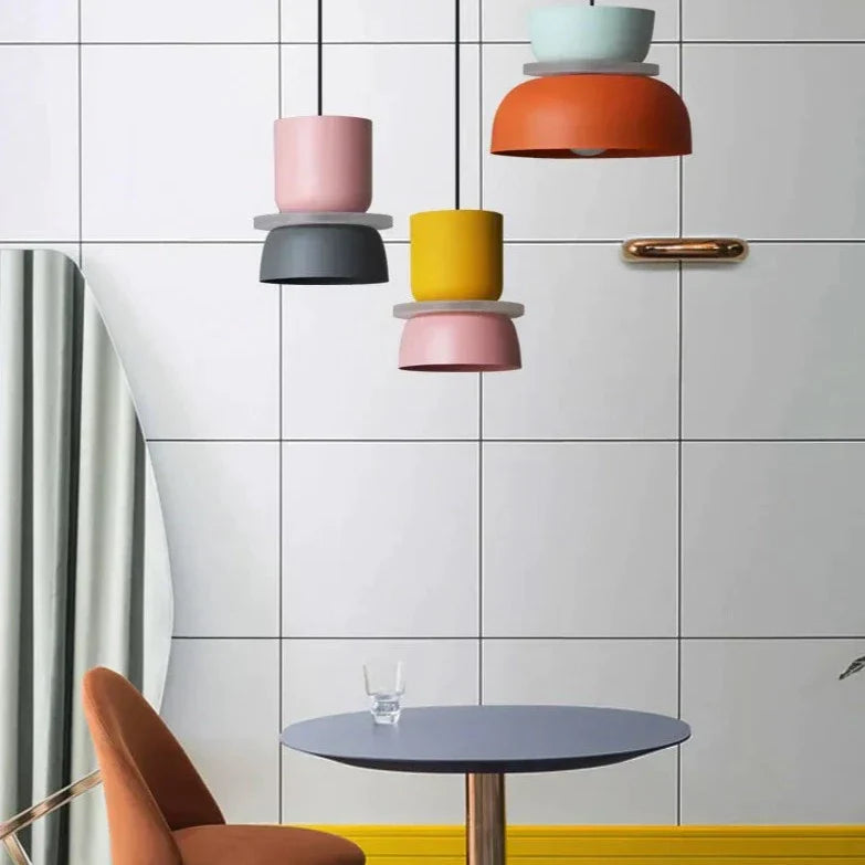 Stilren moderne hengelampe, skandinavisk. Minimalistisk pastell taklampe for koselig belysning.
