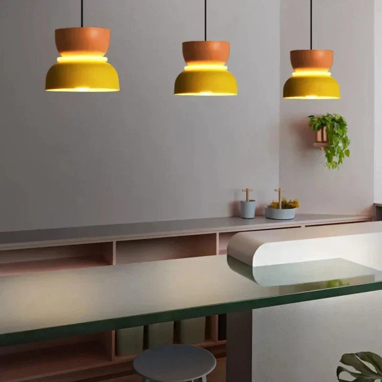 Hengelampe i moderne skandinavisk stil, pastellfarget. Ideell taklampe for spisestue og stue.
