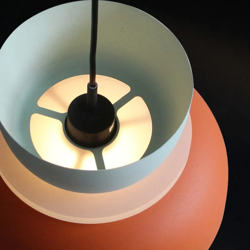 Taklampe i pastell, moderne skandinavisk stil. En minimalistisk hengelampe for hyggelig interiør.