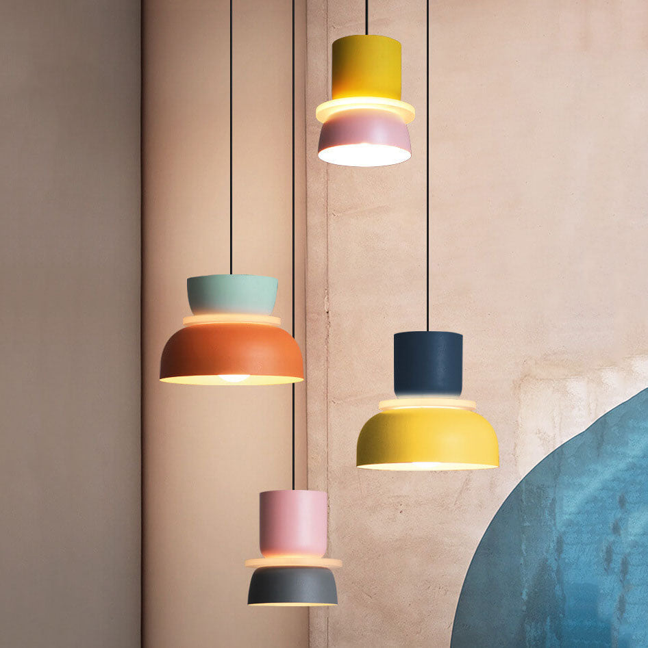 Stilren taklampe, nordisk inspirert, perfekt for moderne interiør og stue.
