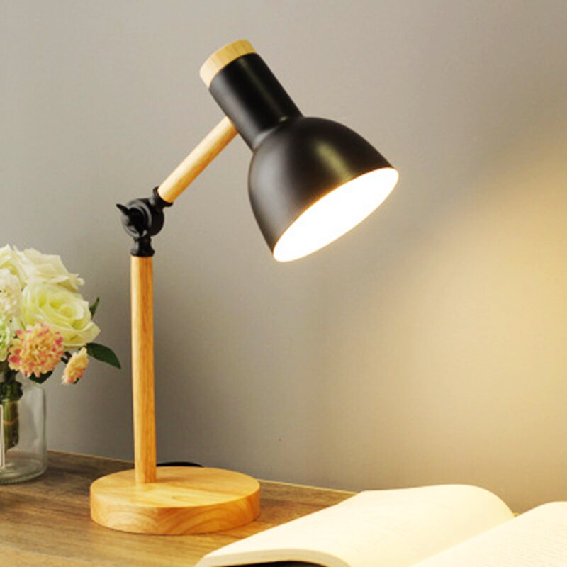 Minimalistisk LED-lampe i farget design. Justerbar for ergonomisk og stilfull belysning på hjemmekontoret.