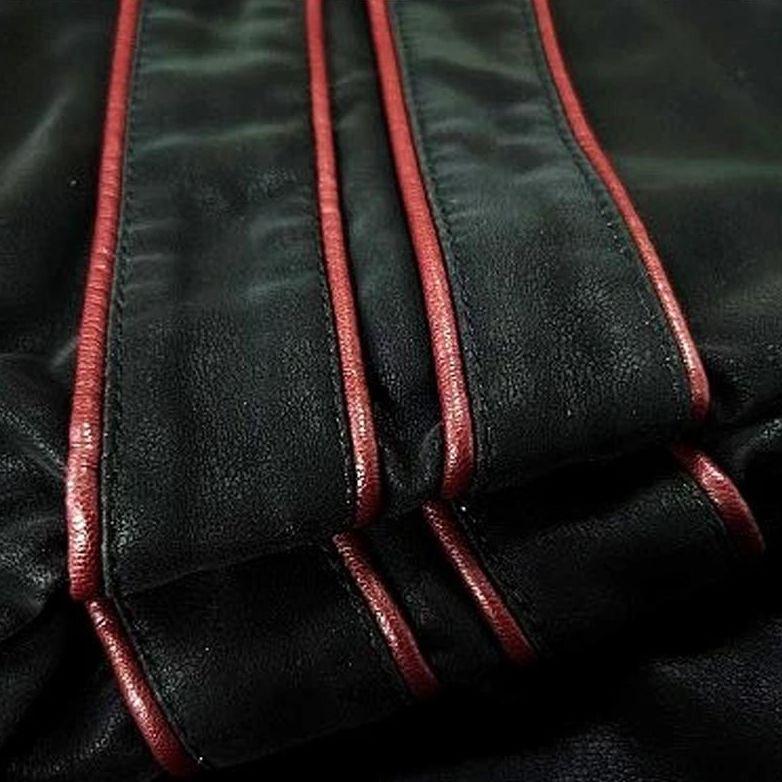Nærbilde av de røde glidelåsdetaljene på en moderne slim fit herrejakke. Trendy menns mote.