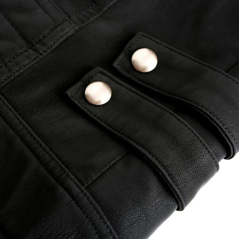 Mann iført en moderne slim fit herrejakke med røde detaljer. Perfekt vårjakke for en stilig look.