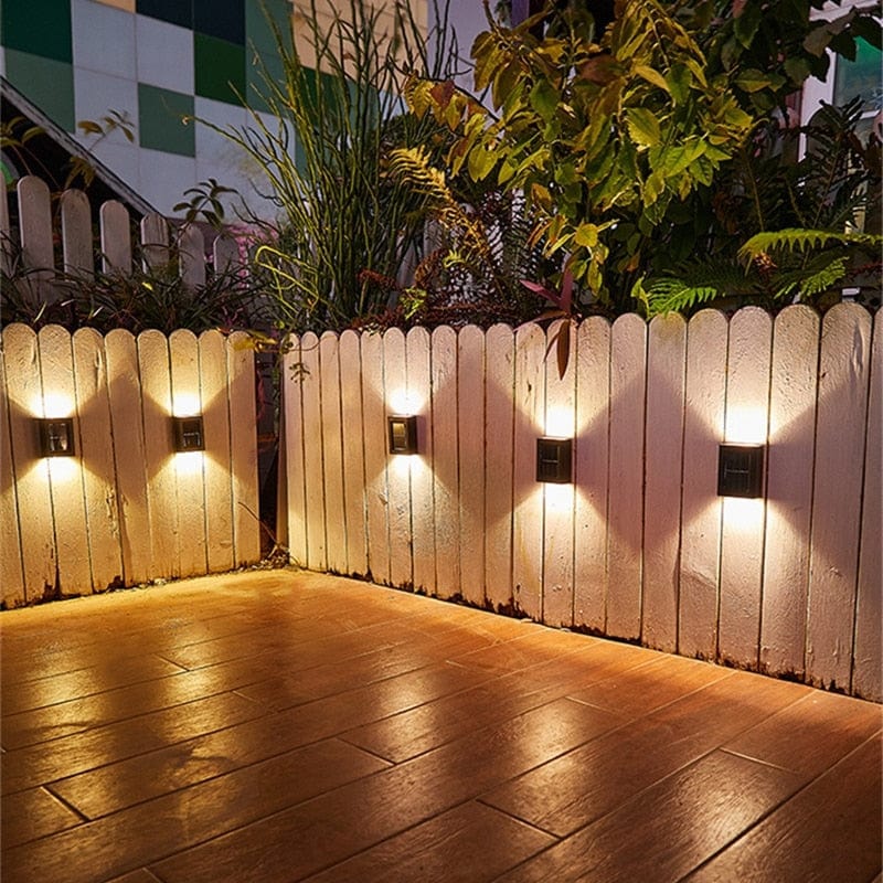 Elegant solcelle vegglampe som gir koselig varmt stemningslys til terrasse og uteplass. Automatisk lys.