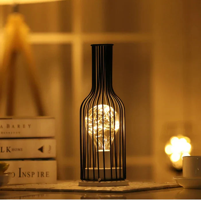 Dekorativ bordlampe med unike geometriske former, svart moderne interiørdetalj for elegante hjem.