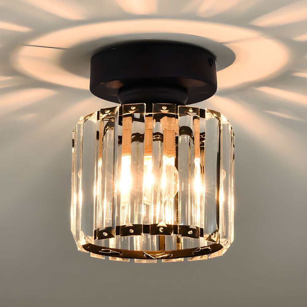 Nærbilde av glitrende krystaller på den moderne taklampen. Skaper luksuriøs dekorativ belysning.