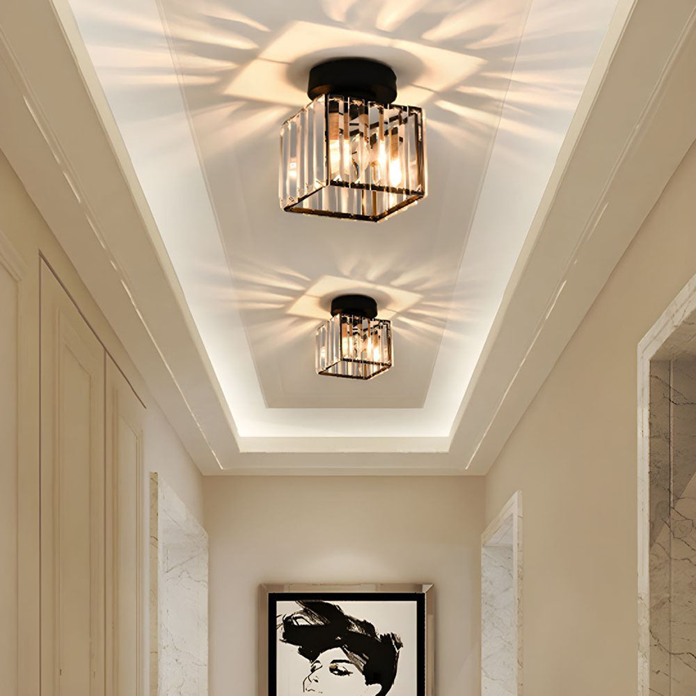 Elegant krystall taklampe som lyser opp en moderne stue. Luksuriøst interiørdesign og stemningsfull belysning.