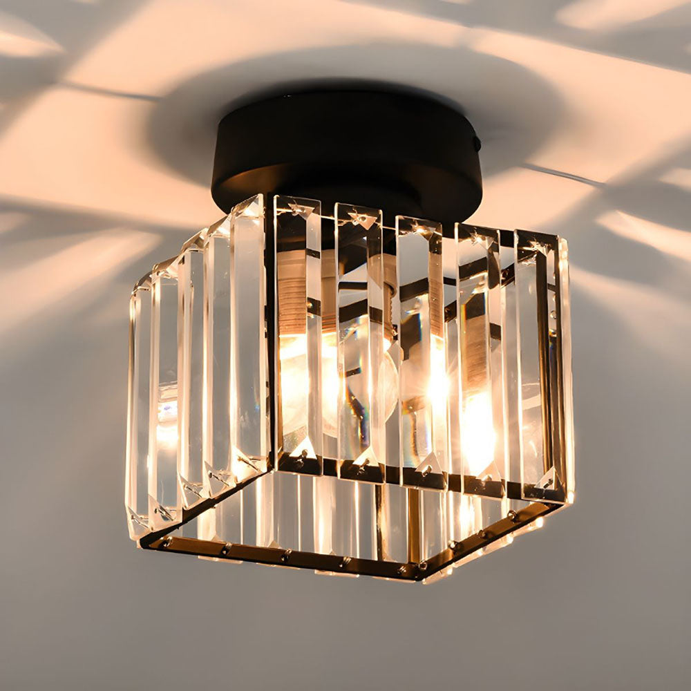 Glødende, moderne taklampe med strålende krystaller. Gir varm og elegant belysning i rommet.