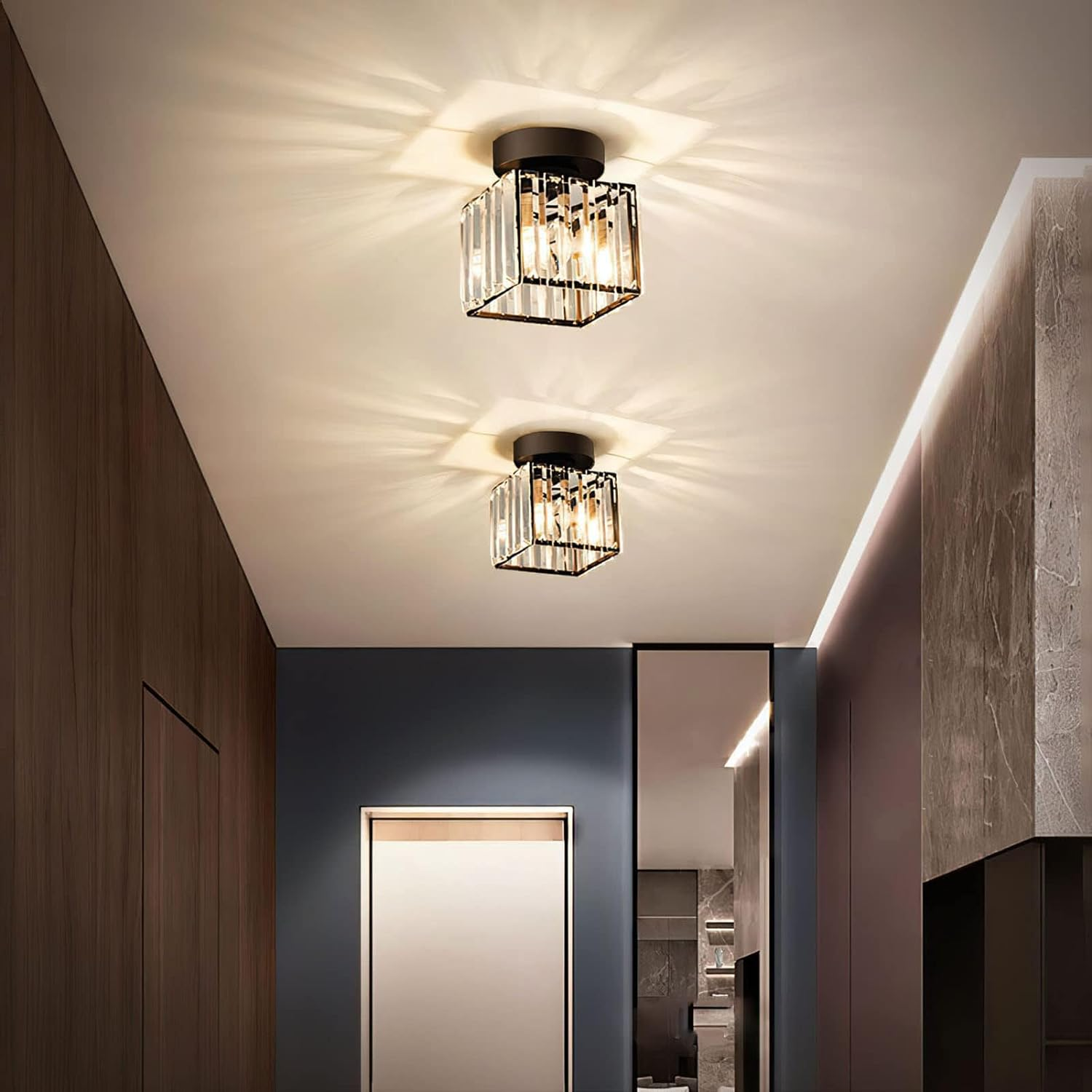 Stilren, moderne taklampe med glitrende krystaller. En designlampe som løfter interiørdesignet.