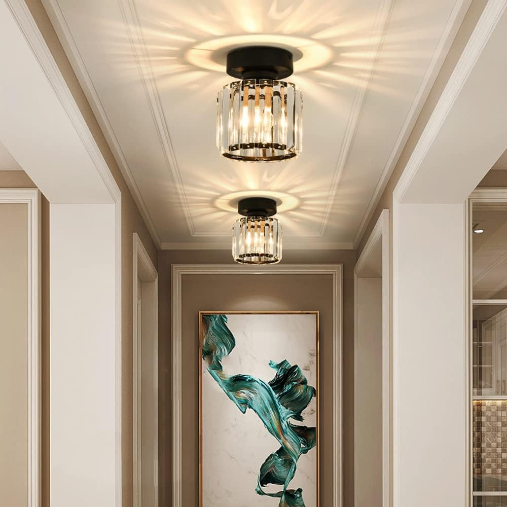 Elegant moderne taklampe for E27 pærer. Krystaller gir luksuriøs og dekorativ belysning i stuen.
