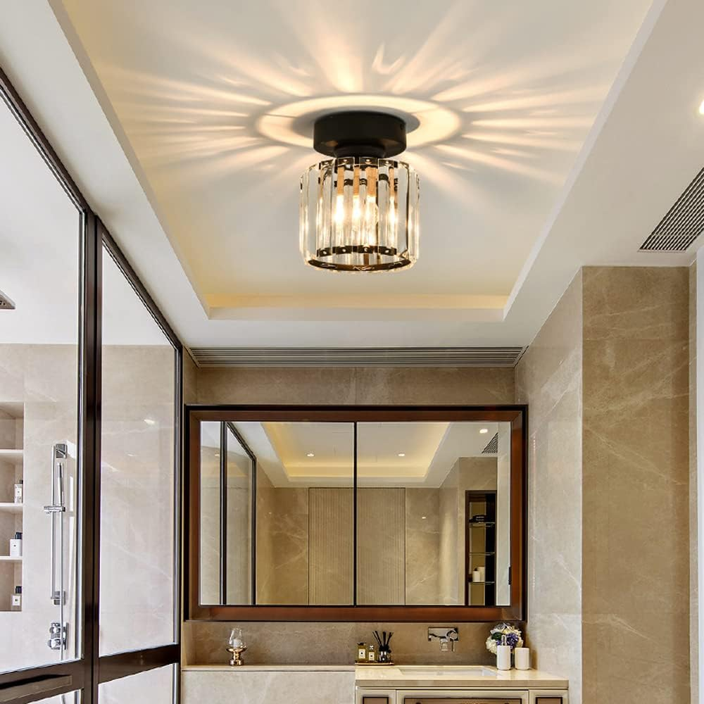 Moderne taklampe med skinnende krystaller i en elegant gang. Perfekt for stilrent interiørdesign.