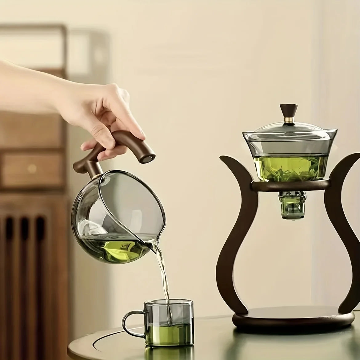 Stilrent tekanne-sett med klart design og praktisk infuser for optimal teopplevelse.
