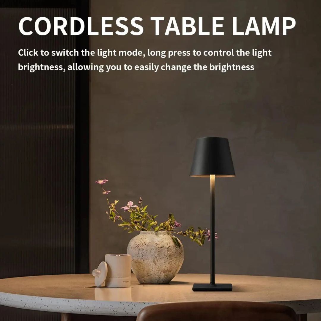 Slank, moderne trådløs bordlampe i elegant design, med berøringskontroll og oppladbar LED-belysning.