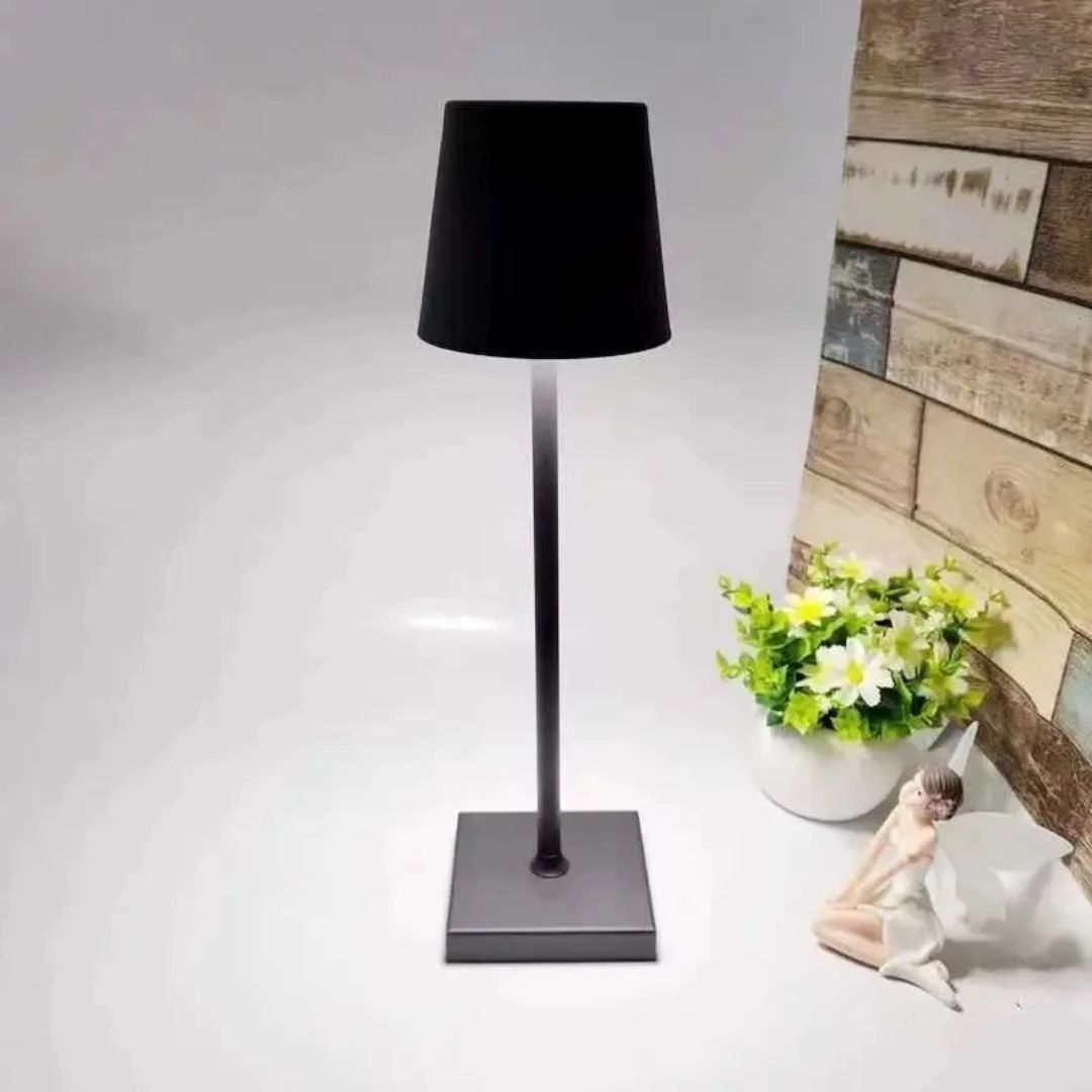 Kompakt, oppladbar trådløs bordlampe for enkel portabilitet, med USB-lading og LED-belysning.