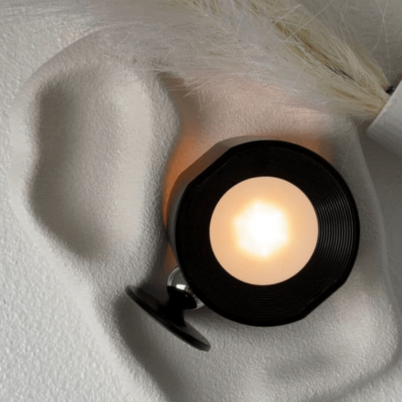 Smart LED vegglampe for hjemmet, batteridrevet og oppladbar, gir fleksibel og moderne belysning.