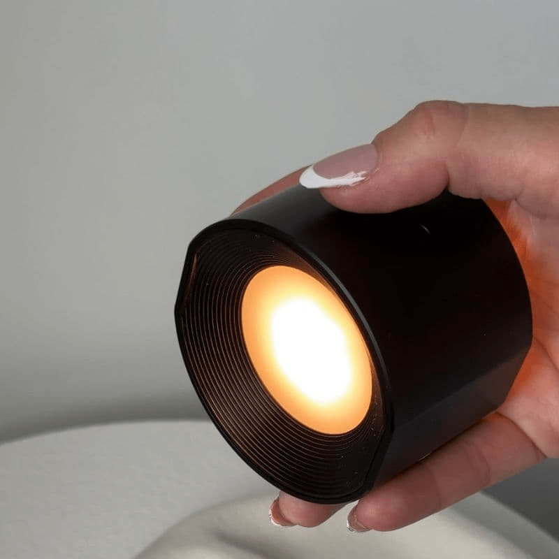 Moderne LED veggbelysning med lang batterilevetid, ideell for trådløs dekorasjon og funksjonelt lys.