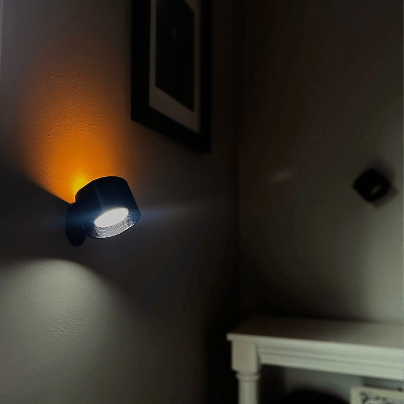Minimalistisk vegglampe med innebygd LED, oppladbar via USB, enkel å flytte og installere.