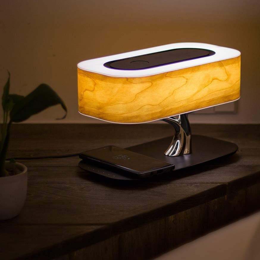Elegant tre skrivebordslampe med integrert trådløs lader og Bluetooth høyttaler. Perfekt moderne interiørdekor.