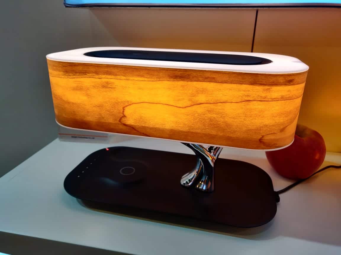 Moderne tre skrivebordslampe, smartlampe med trådløs lading og Bluetooth-høyttaler for musikk og lys.