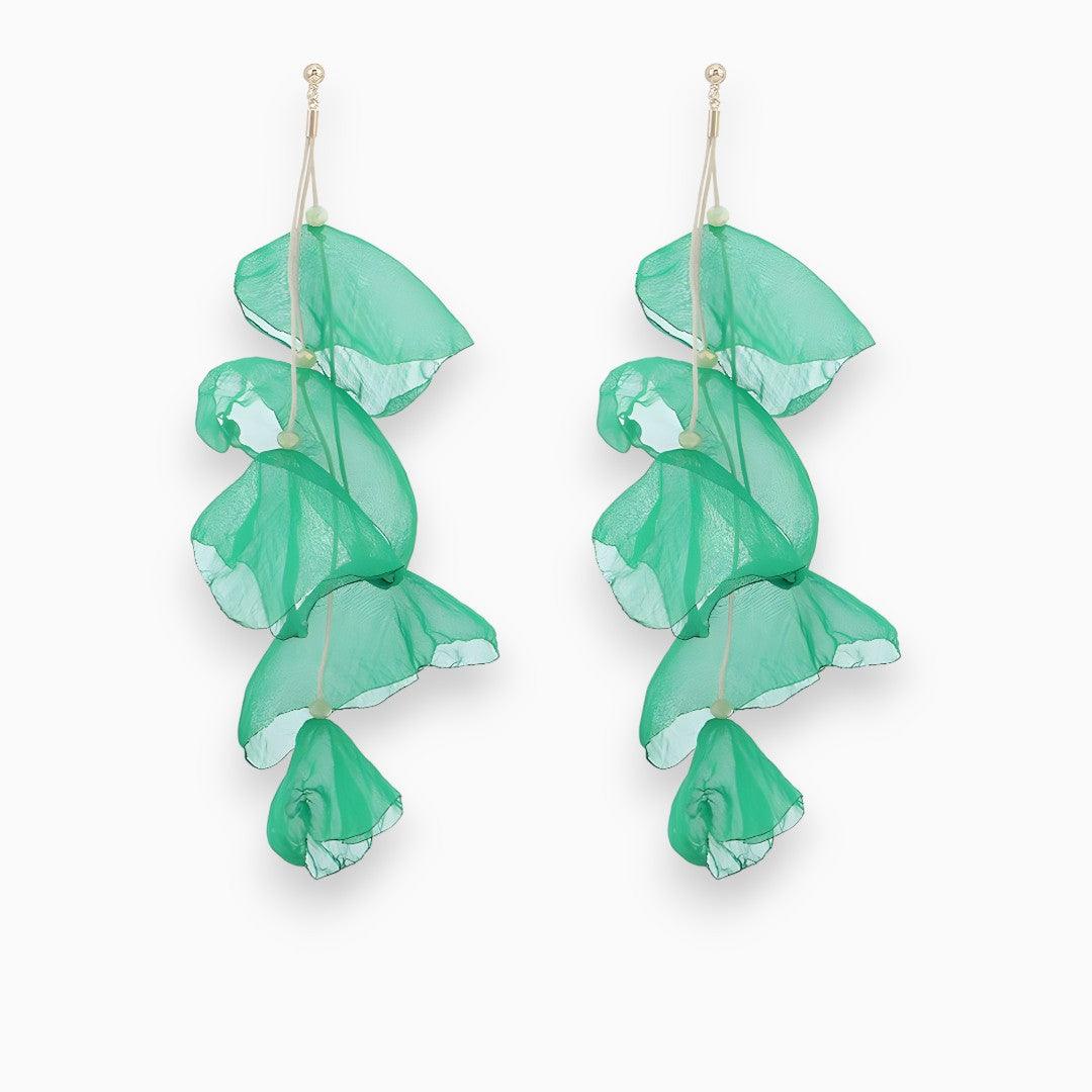 Kvinne med moderne tulipan øredobber, elegant tilbehør for en stilig look.