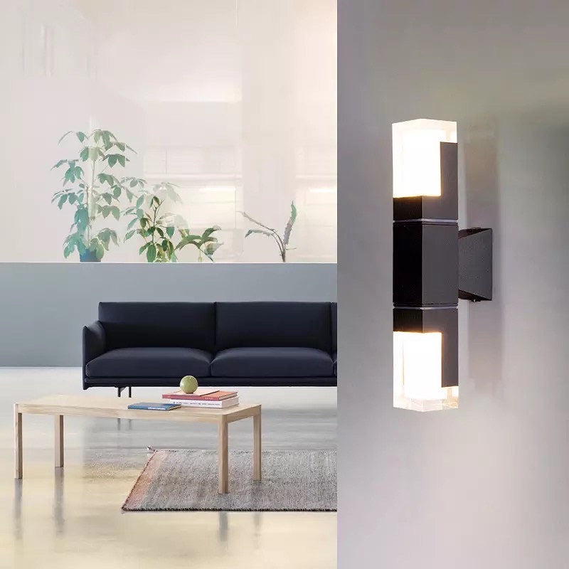 Moderne LED-lampe med bevegelsessensor, gir effektiv og energieffektiv utebelysning for vegg.