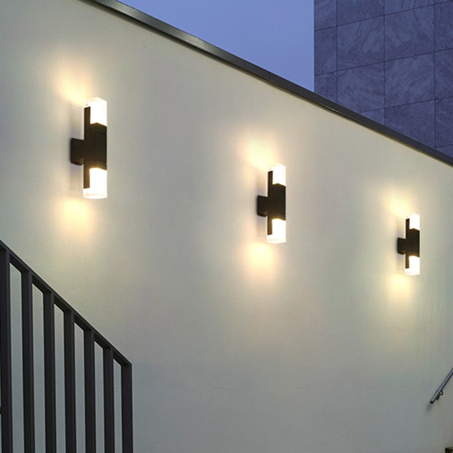 Energieffektiv hagebelysning; moderne vegglampe med bevegelsessensor for økt sikkerhet ute.