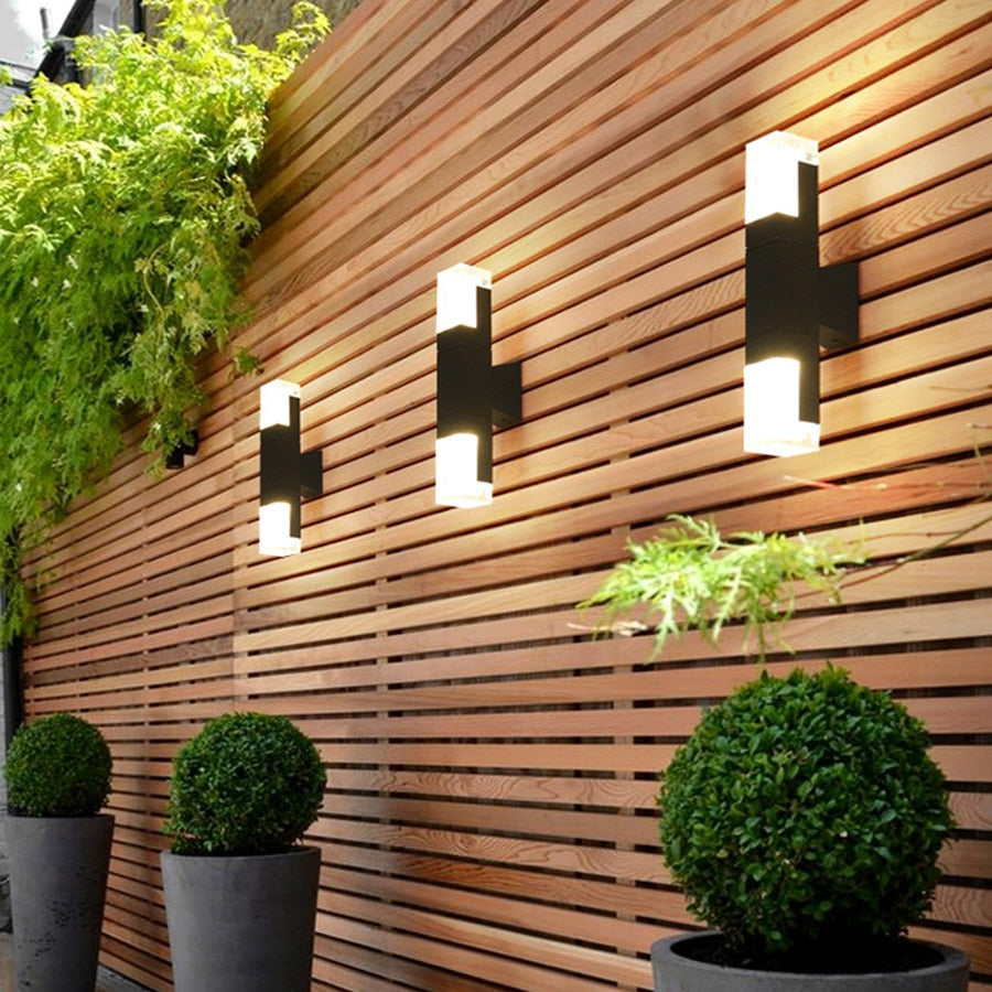 Vanntett moderne utebelysning: LED vegglampe med bevegelsessensor for sikkerhet og stil.