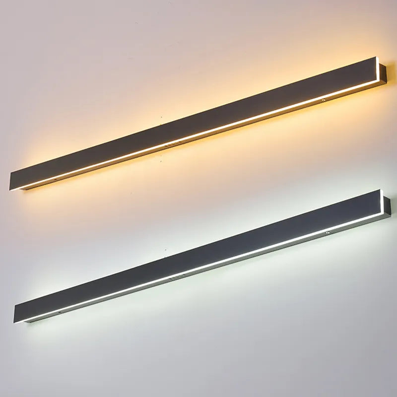 Dimbar utendørs vegglampe i moderne lineær stil, perfekt belysning for terrasse eller inngangsparti.