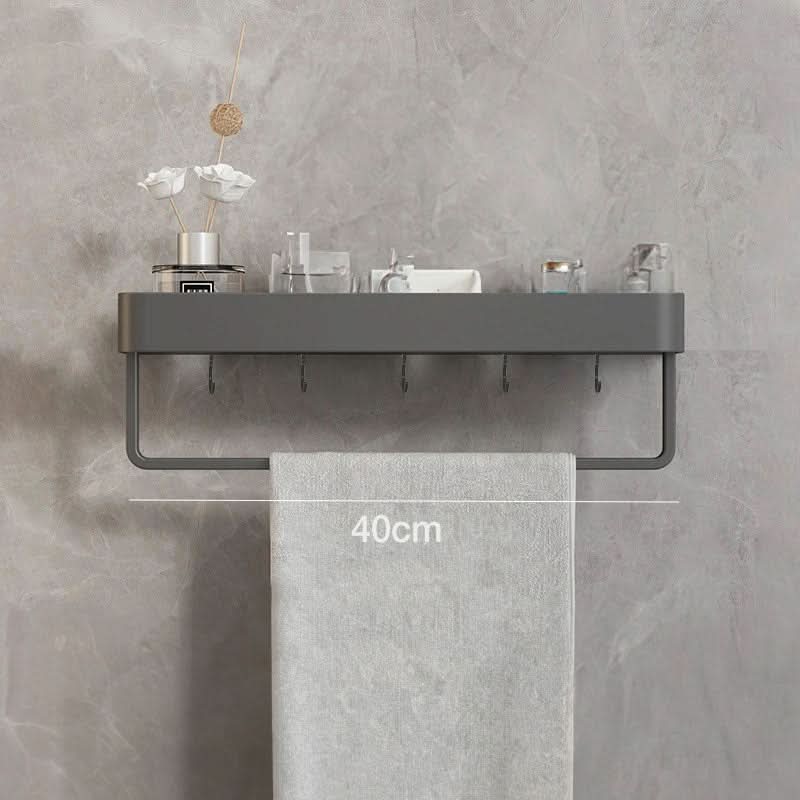Robust metall vegghylle med håndkleholder for langvarig baderomsorganisering. Ideell for moderne bad.