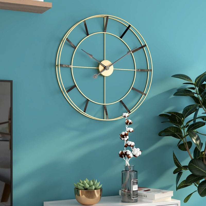 Dekorativ veggklokke i sort og gull metall. Slank, moderne design som passer alle rom.