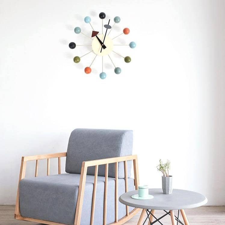 Moderne og lydløs veggklokke i svart eller hvit. Elegant 3D-design som passer til all interiør.