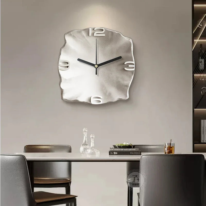 Elegant veggklokke med kunstnerisk abstrakt design og stille gang. Perfekt for den moderne stue.