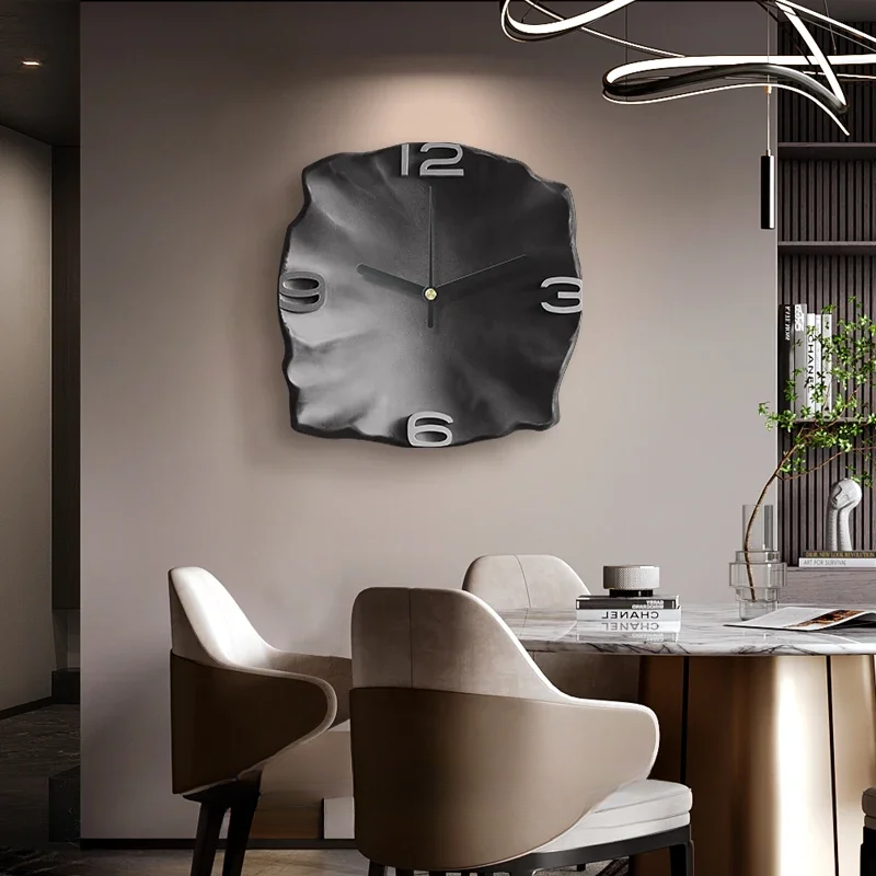 Abstrakt design veggklokke som en unik dekorasjon. Stille urverk for rolig atmosfære hjemme.
