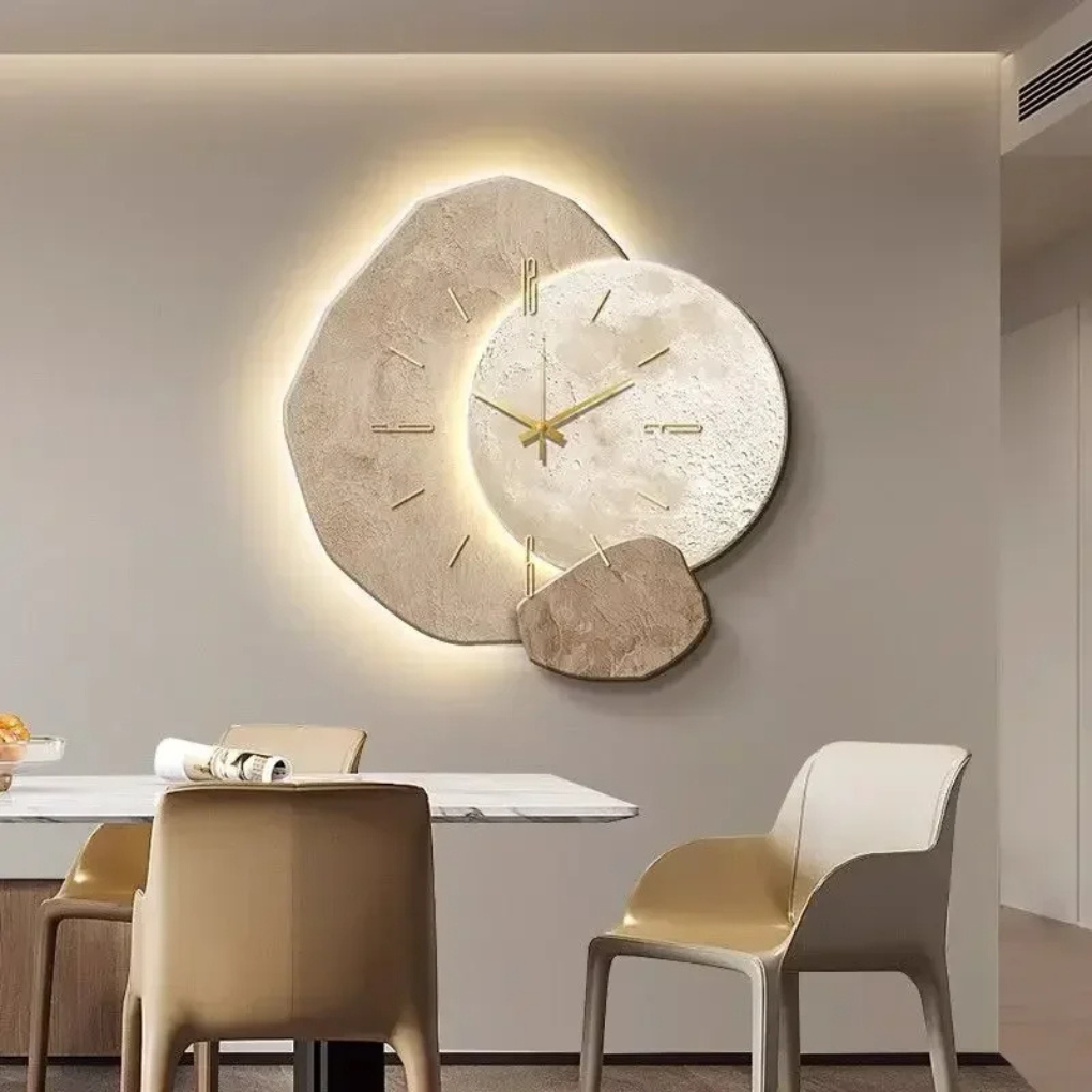 Moderne veggklokke med dimbart LED-lys, perfekt for stilren interiør og veggdekorasjon.