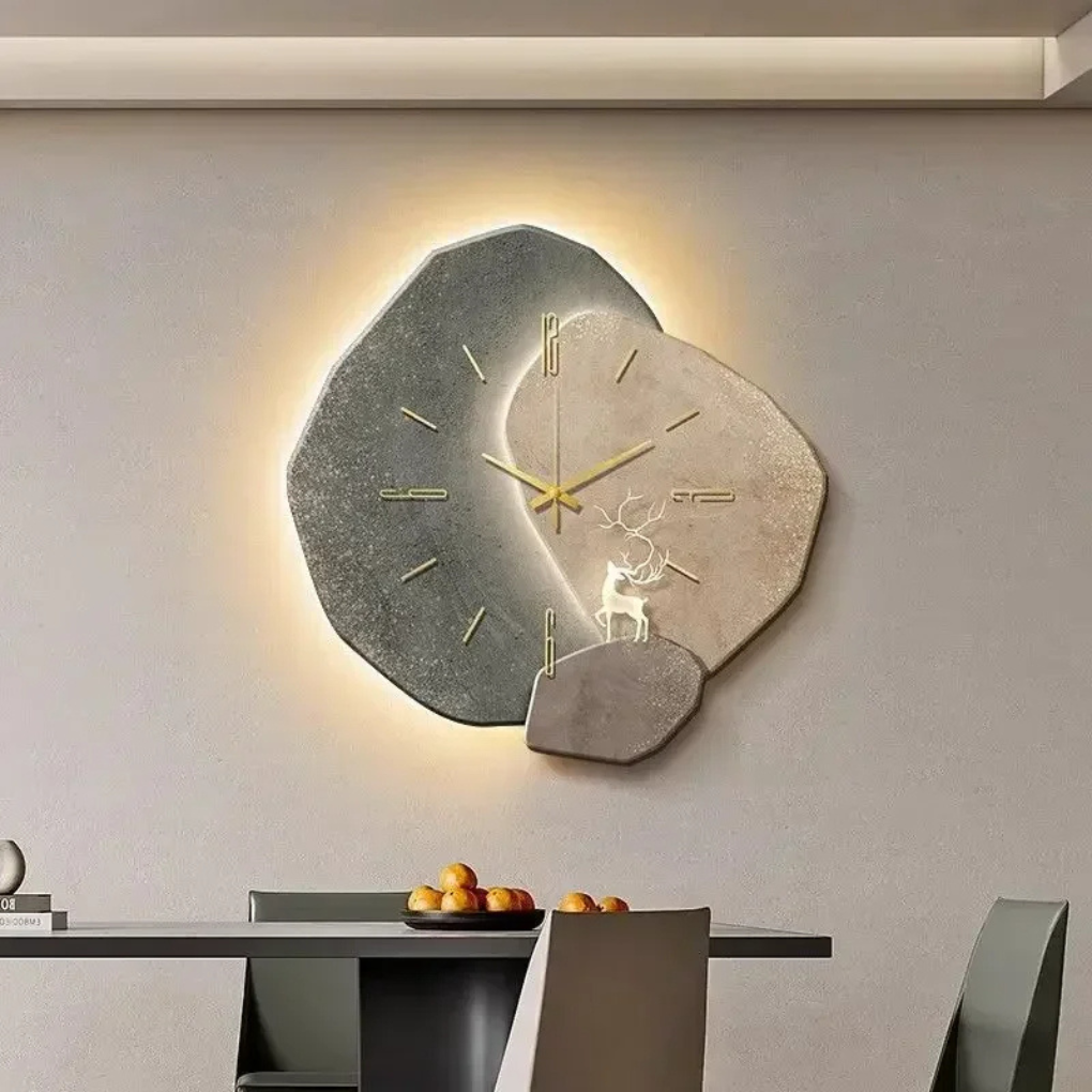 Stillegående LED-veggklokke med justerbart lys og moderne design, en flott hjemmeinnredning.
