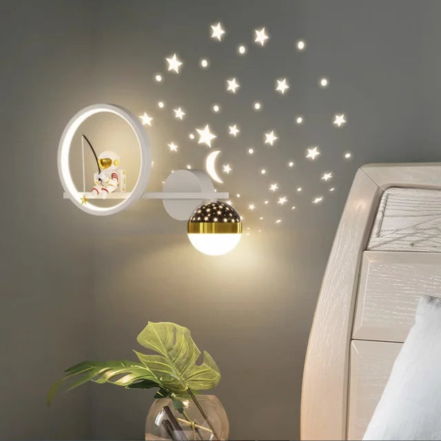 Moderne vegglampe for barn med myk belysning, ideell for barnerommet og som nattlys.