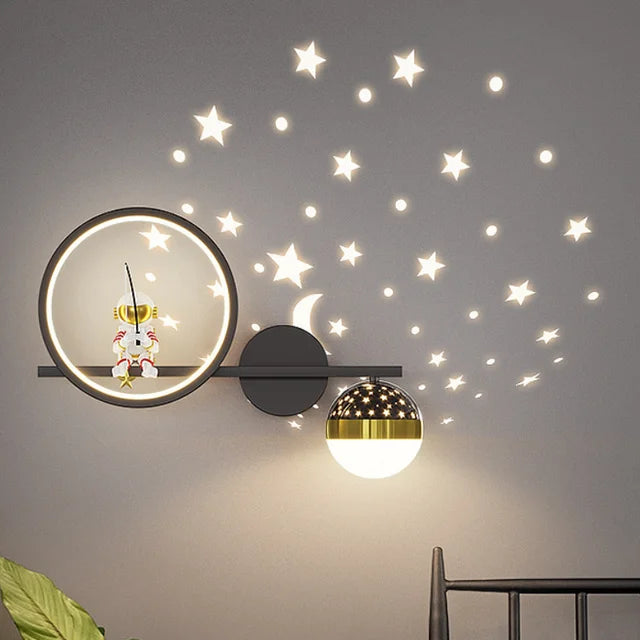 Justerbar vegglampe barn for ulike behov: nattlys, leselys, stemningslys i interiøret.