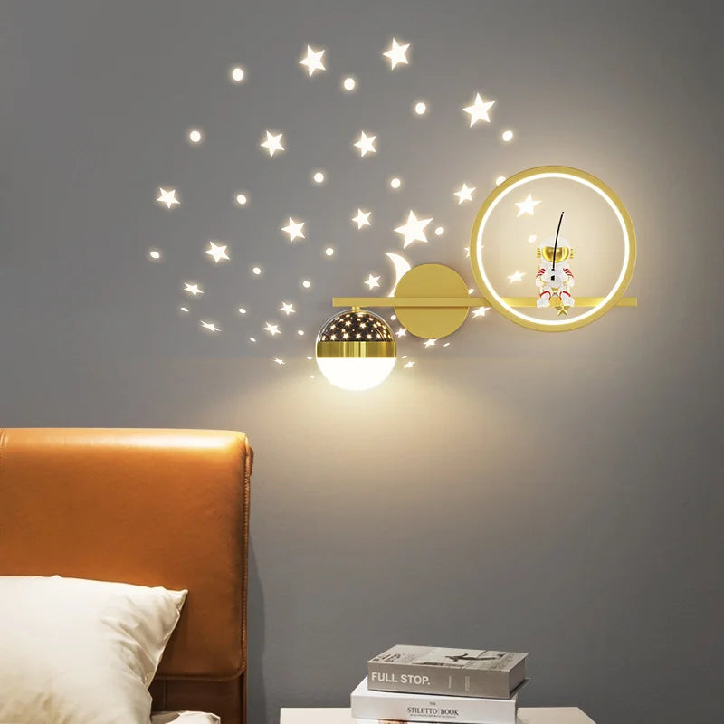 Enkel og moderne vegglampe barn, gir behagelig myk belysning til barnerommet.
